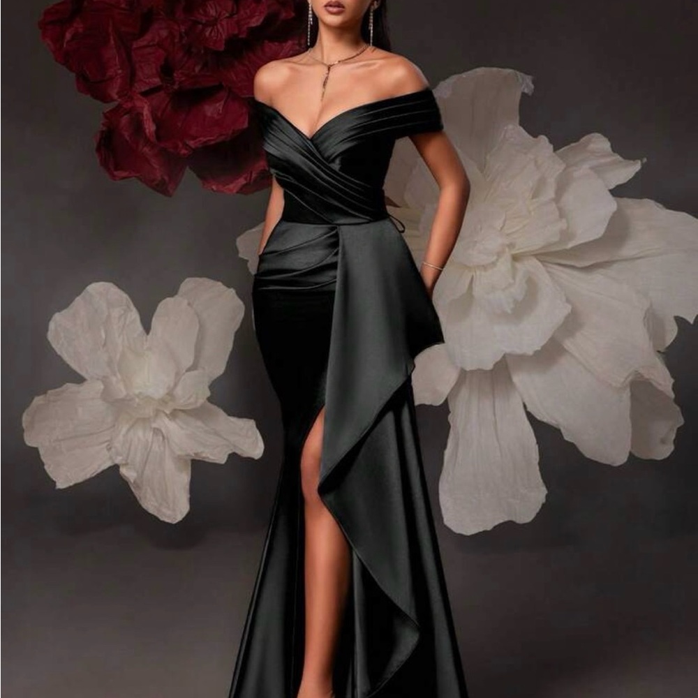 Elegant Black Off-Shoulder Evening Gown - Picture 4 of 5